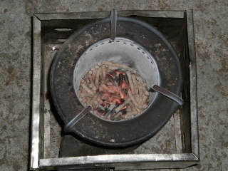 Biomass stove using pellets